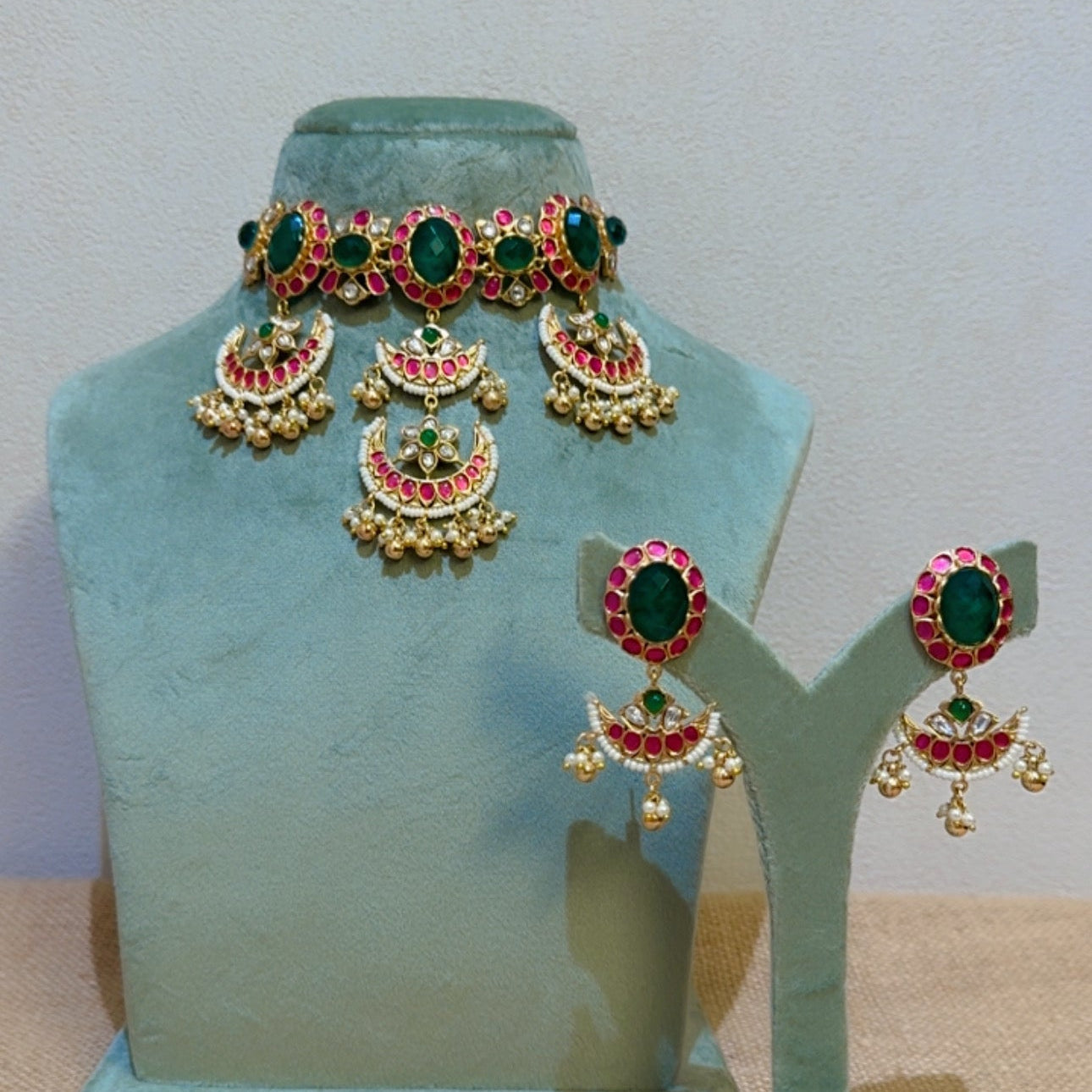 THE CHAND AURA NECKLACE SET