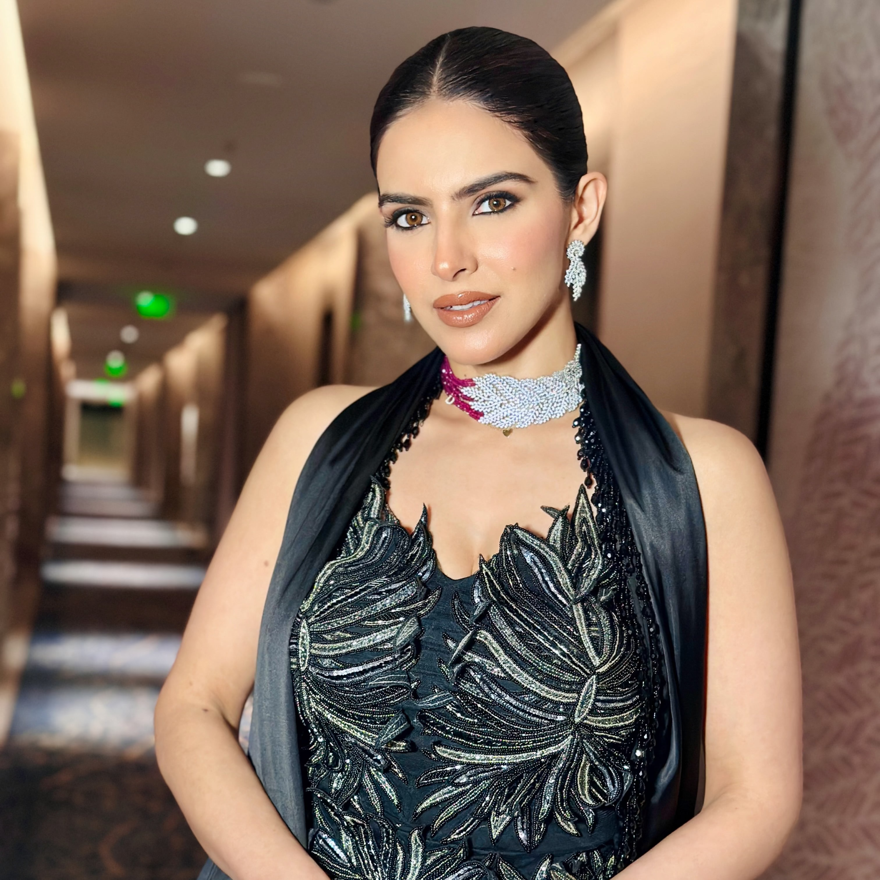 HALF N HALF LEAF BEADED CHOKER WITH EARRINGS