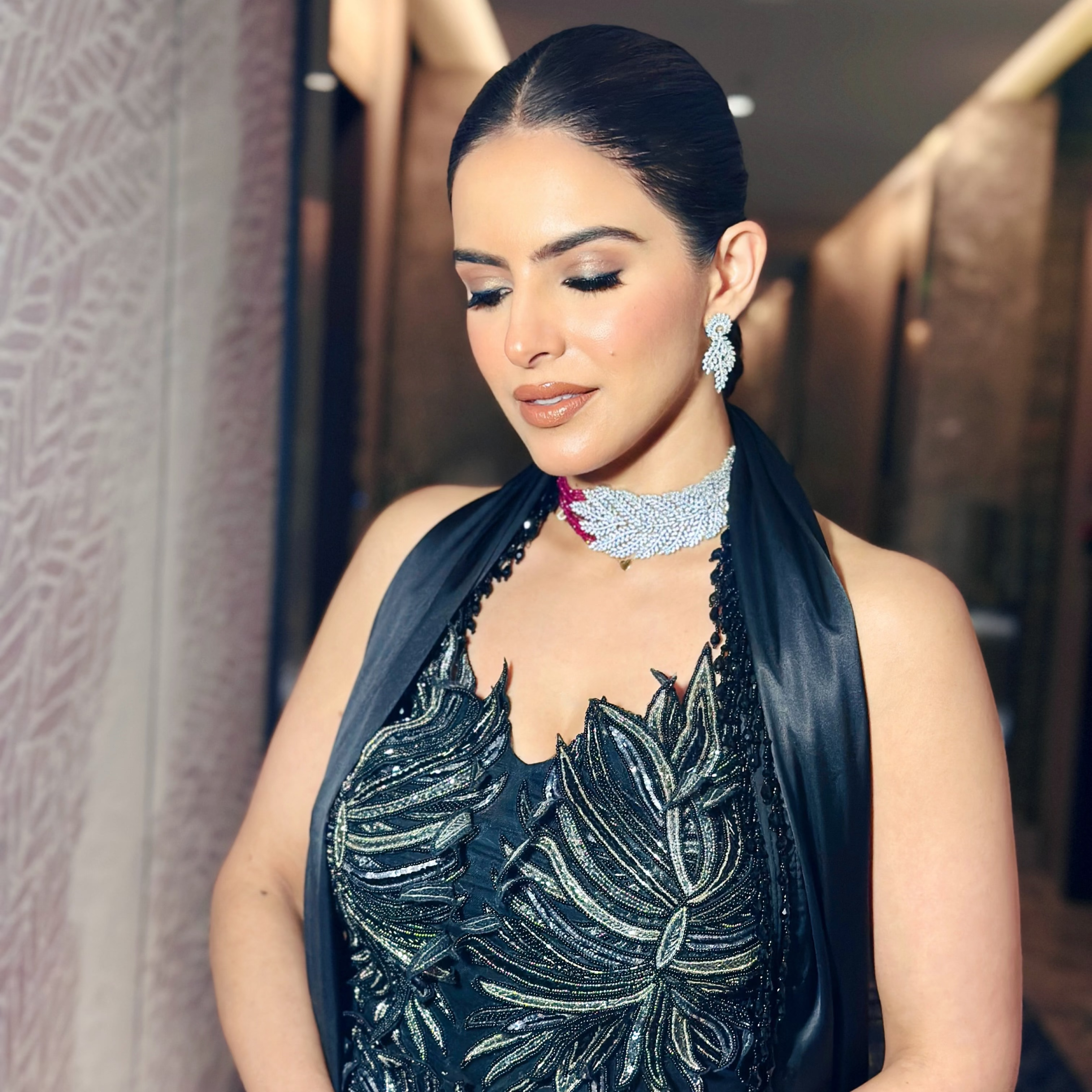 HALF N HALF LEAF BEADED CHOKER WITH EARRINGS