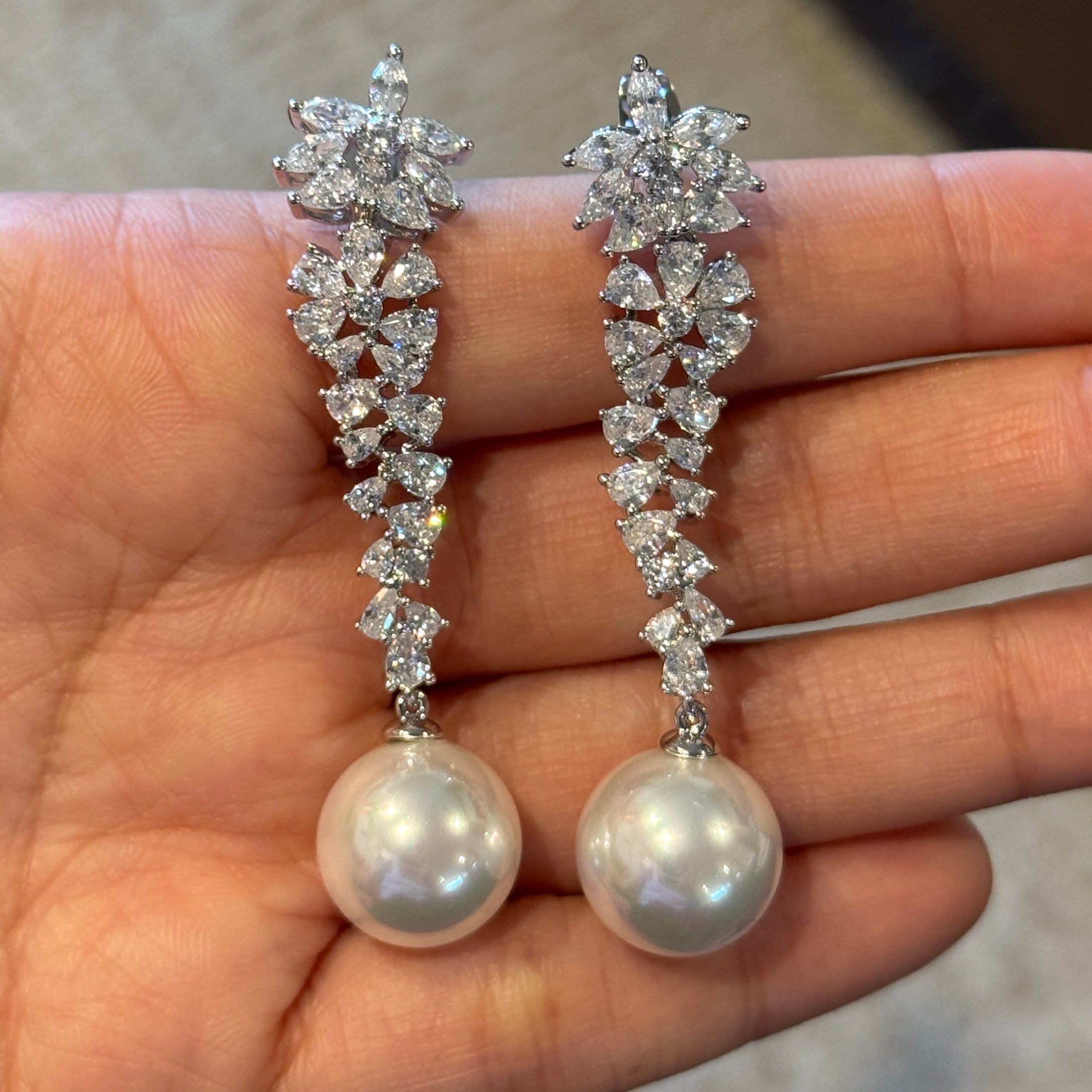 SOLEA PEARL DROP EARRING