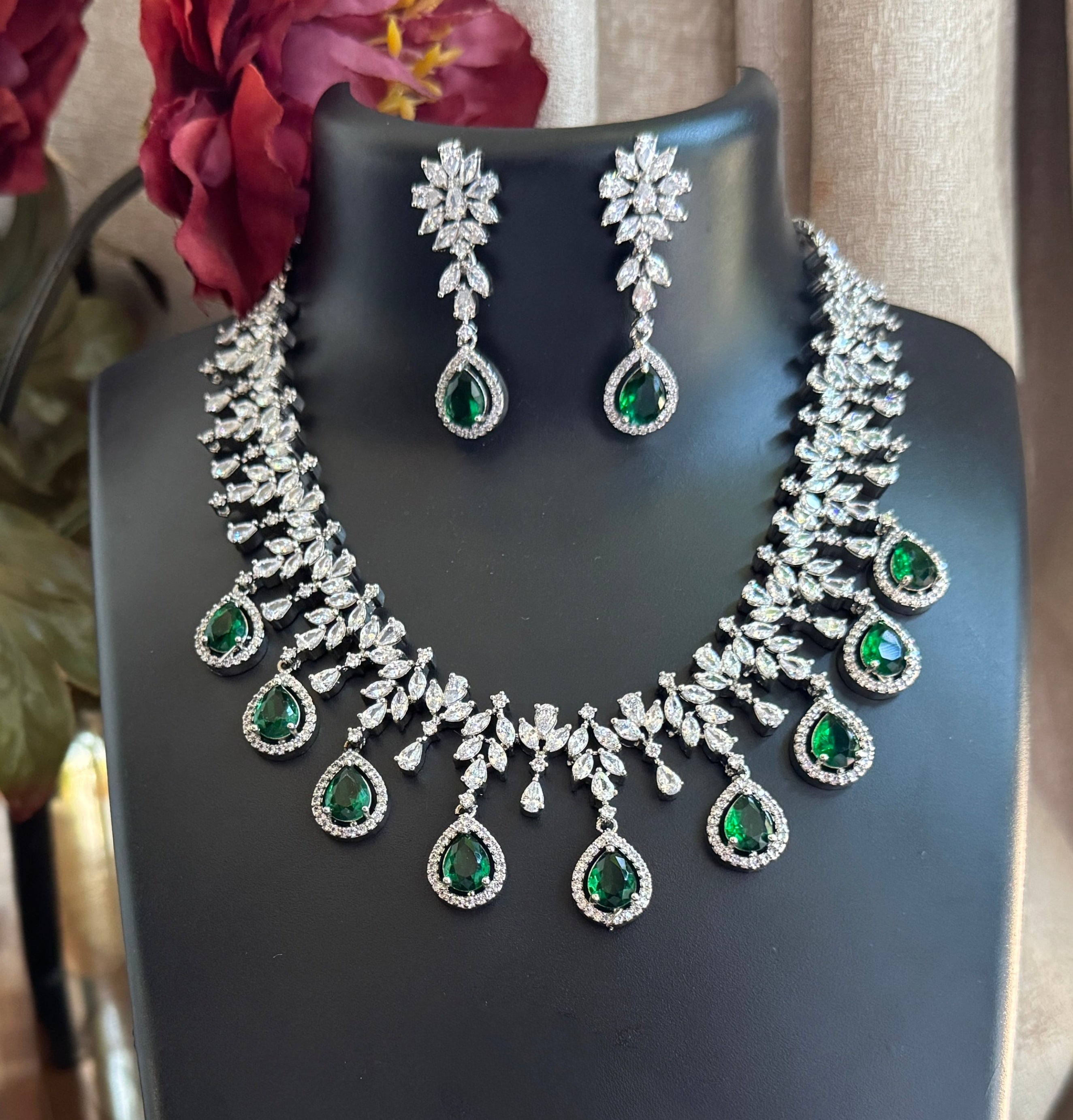 ELARA EMERALD NECKLACE SET