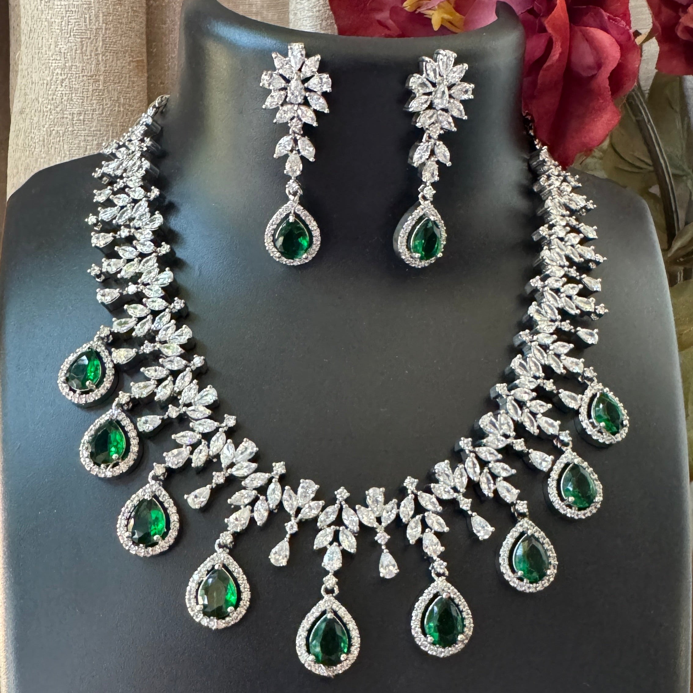 ELARA EMERALD NECKLACE SET